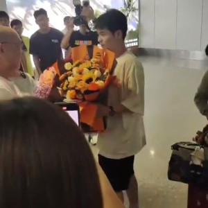 好博体育首页-林诗栋落地海南妈妈接机！石头全程笑容不断 世排重返前五冲破心魔|世乒赛|男双|国乒|关艳|小石头_新浪体育_新浪新闻